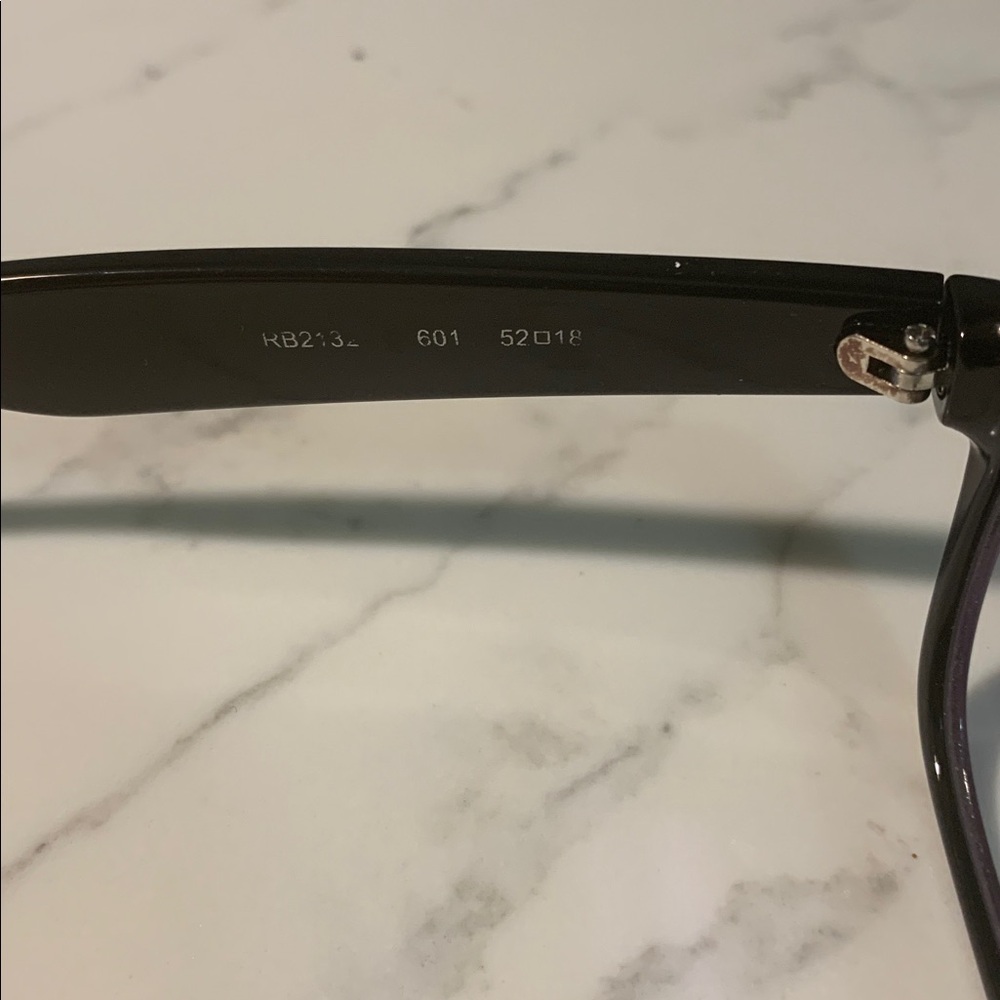 New Ray Ban Wayfarer Classic, a modernized, slightly smaller UNISEX preloved - Picture 3 of 7